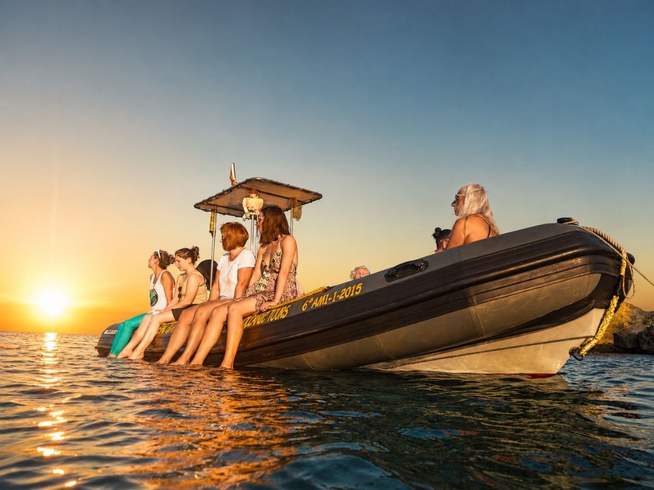 Grupo navegando al atardecer