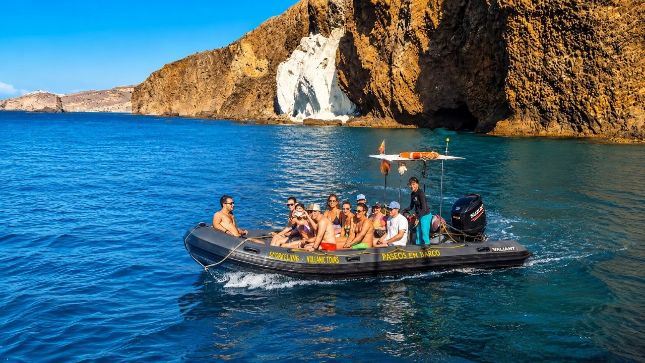 Embarcación de Volcanic Tours junto a cueva en Cabo de Gata