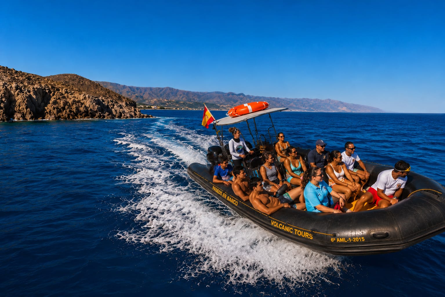 Embarcación navegando con grupo a bordo